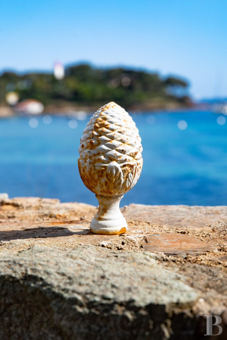 A family home built on the foundations of an ancient fortress in Agay harbour, Saint-Raphaël - photo  n°2
